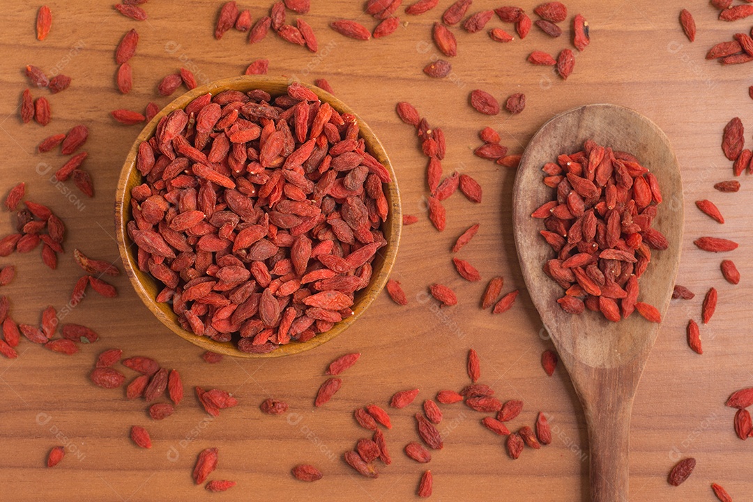 Goji Berry em uma tigela sobre uma mesa de madeira