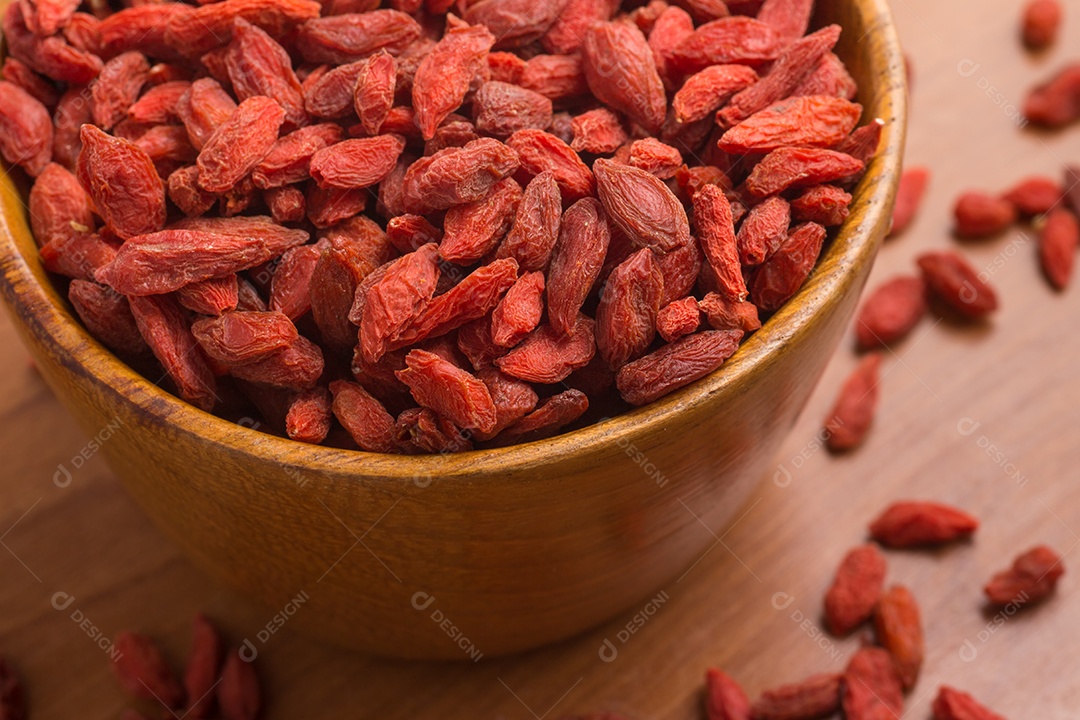 Goji Berry em uma tigela sobre uma mesa de madeira