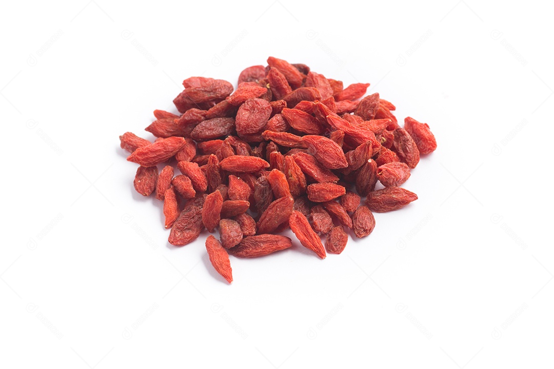 Goji Berry em uma tigela sobre uma mesa de madeira