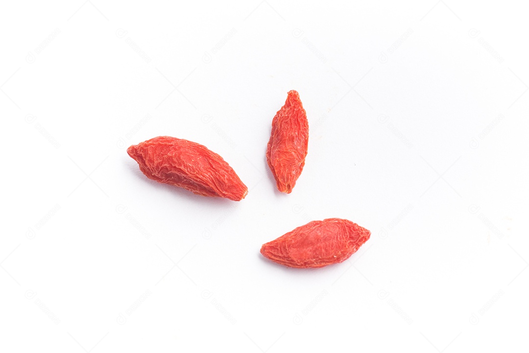 Goji Berry em uma tigela sobre uma mesa de madeira