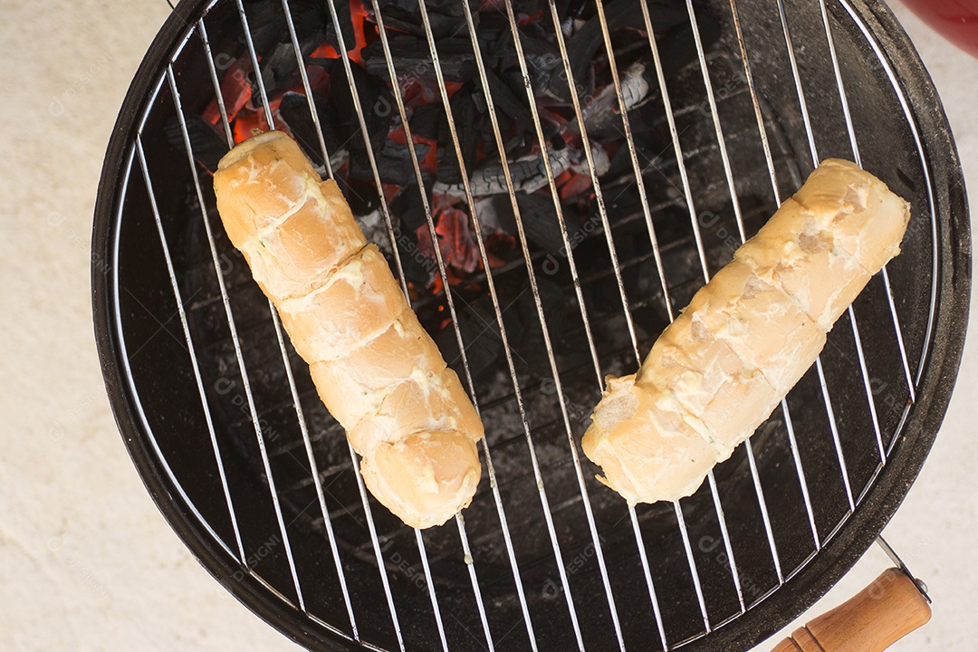 Pão de alho assando na grelha