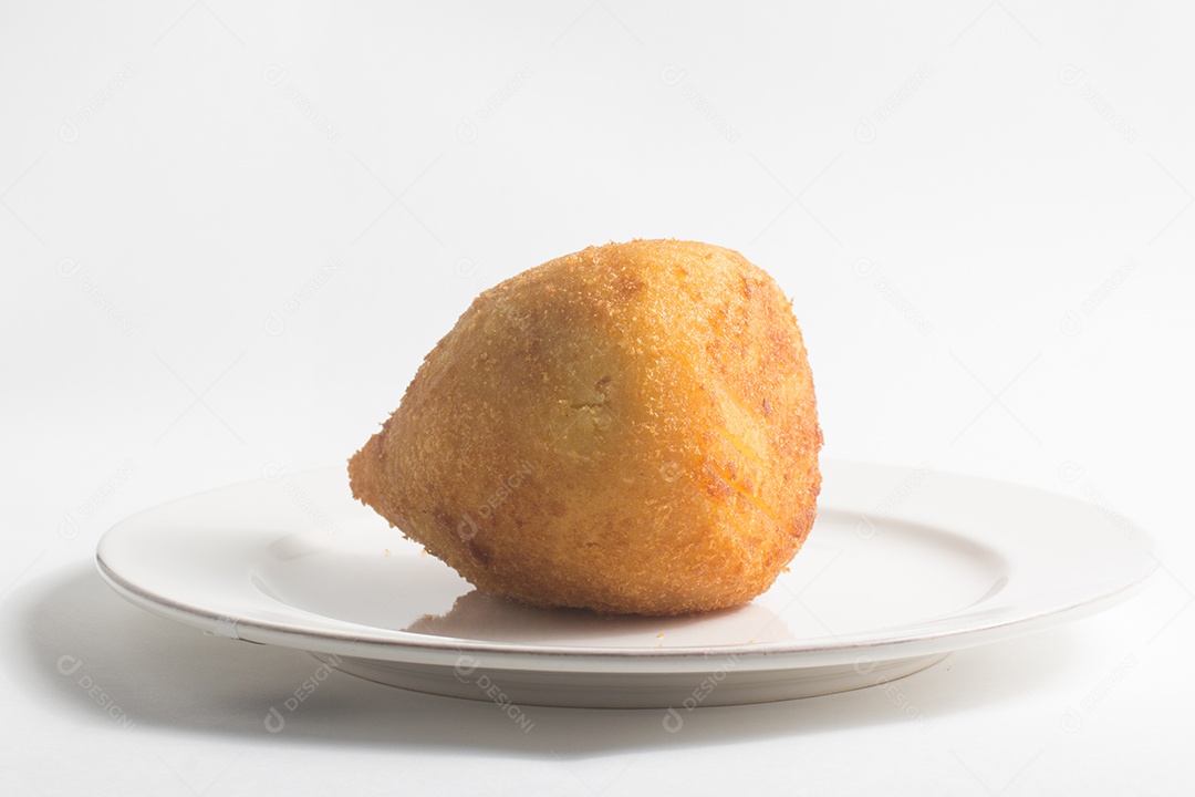Coxinha de frango brasileira sobre fundo branco