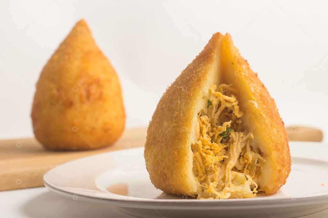 Coxinha de frango brasileira sobre fundo branco
