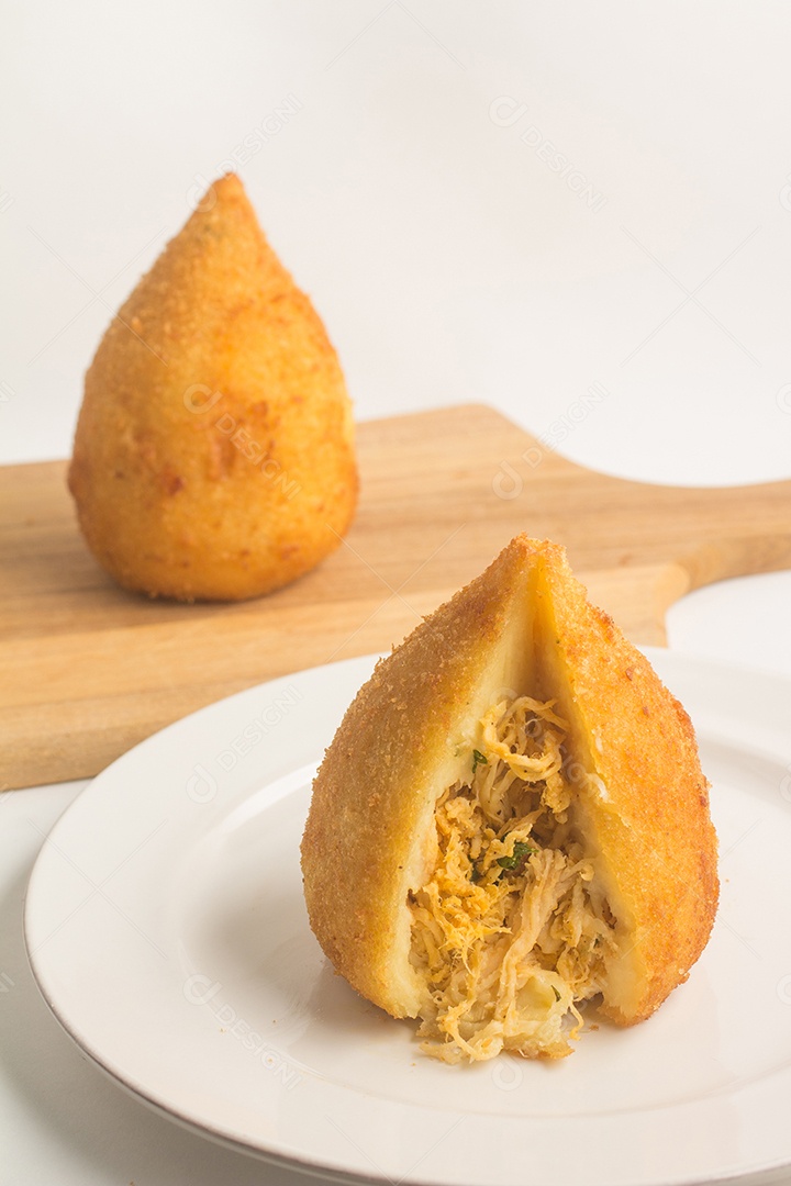 Coxinha de frango brasileira sobre fundo branco