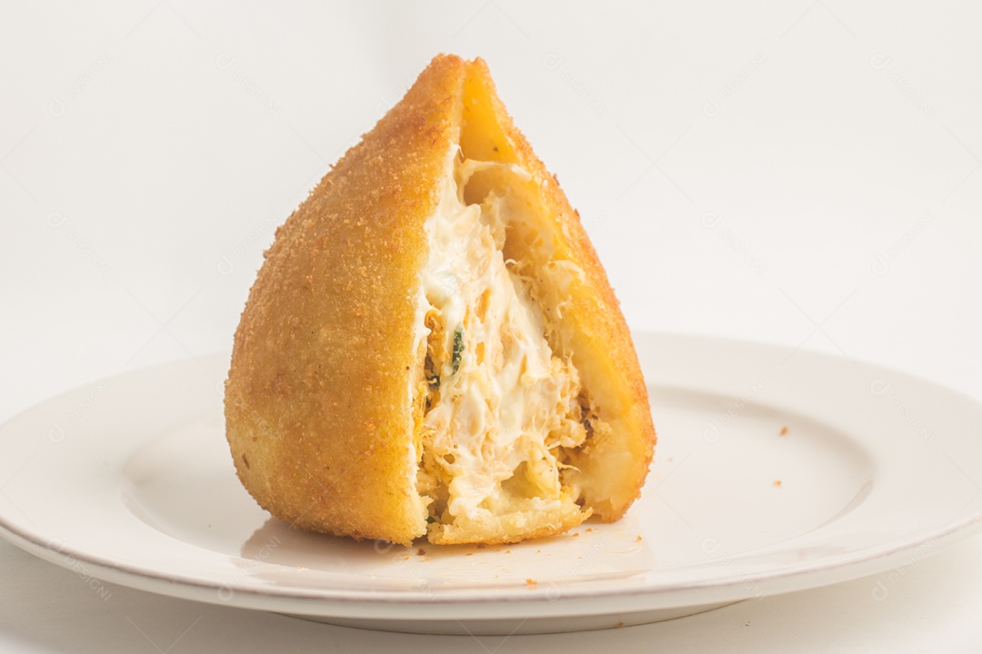 Coxinha de frango brasileira sobre fundo branco