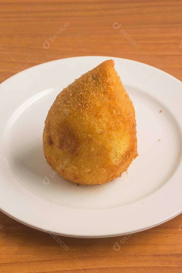 Coxinha de frango brasileira sobre fundo branco
