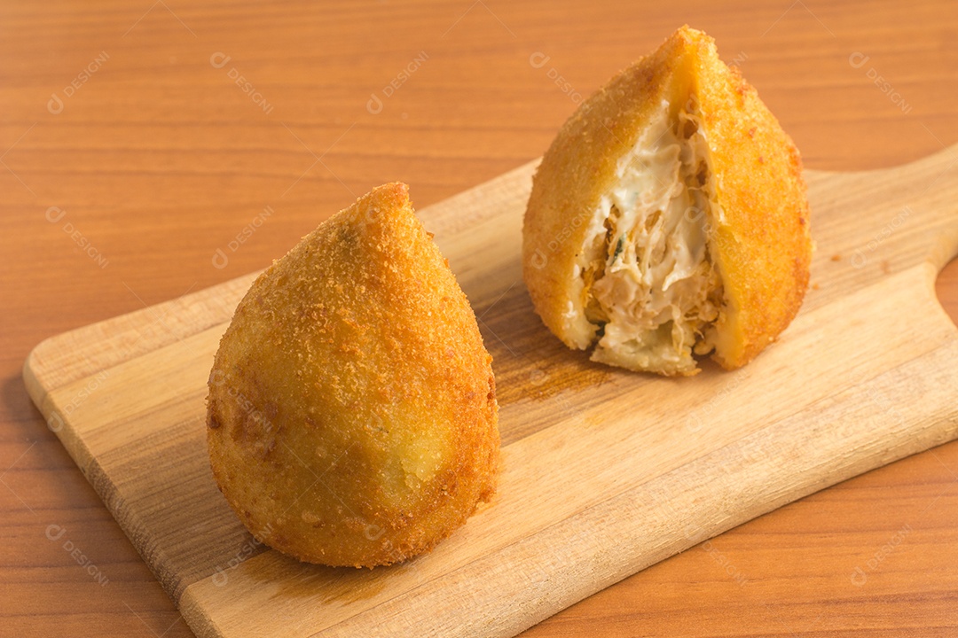 Coxinha de frango brasileira sobre fundo branco