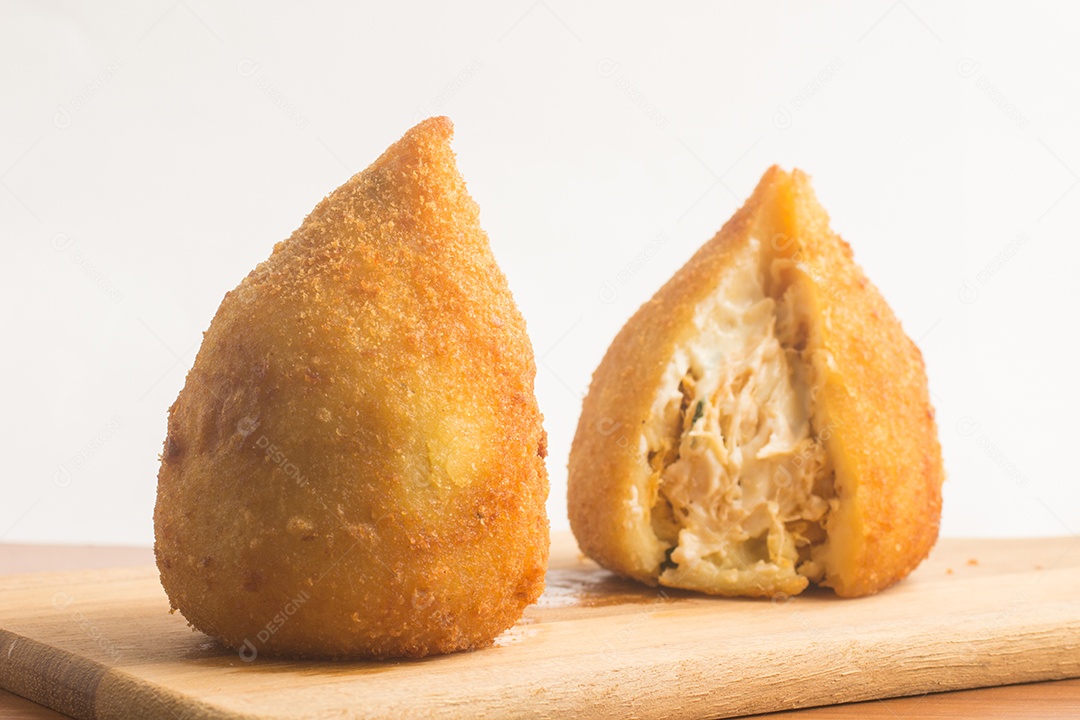 Coxinha de frango brasileira sobre fundo branco