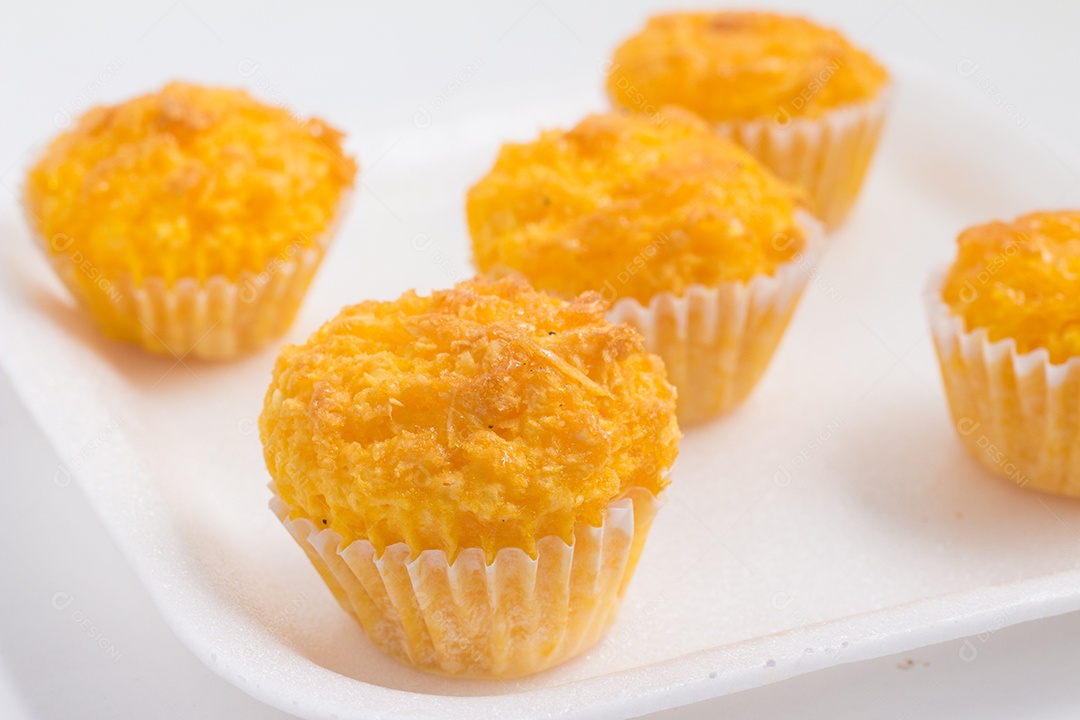 Sobremesa brasileira de coco. Quejadinha isolada em fundo branco