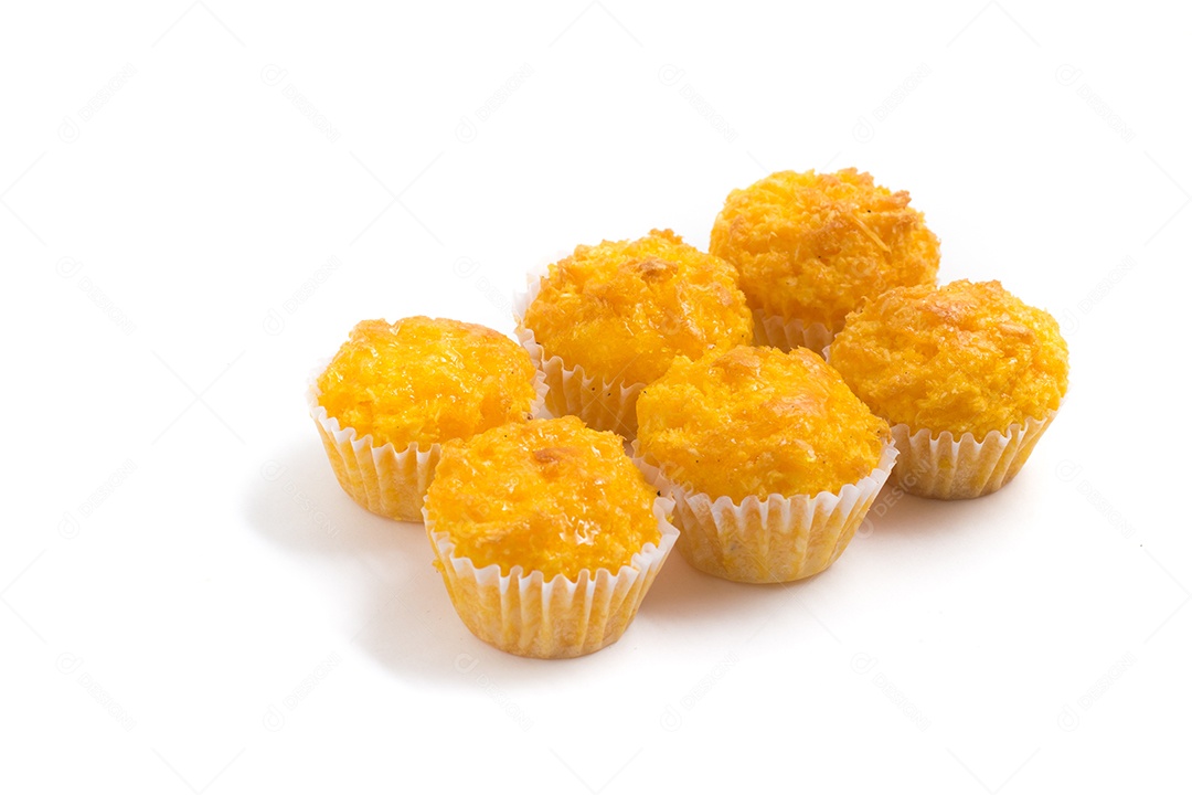 Sobremesa brasileira de coco. Quejadinha isolada em fundo branco