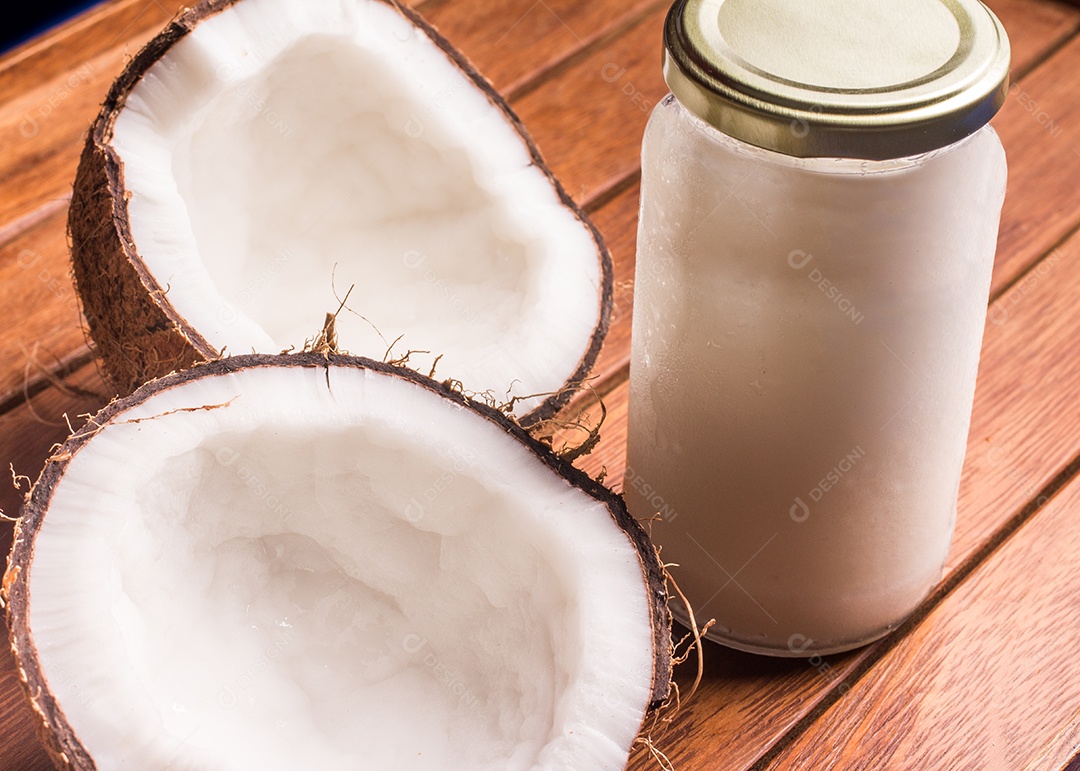 Frasco de óleo de coco sobre uma mesa de madeira