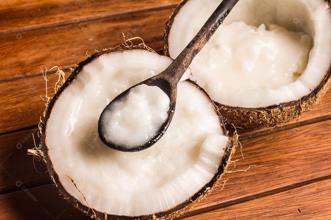 Frasco de óleo de coco sobre uma mesa de madeira