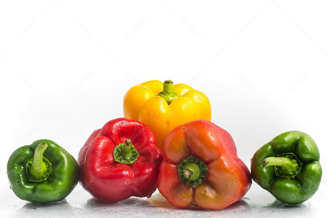 Todas as cores de pimentão em fundo branco