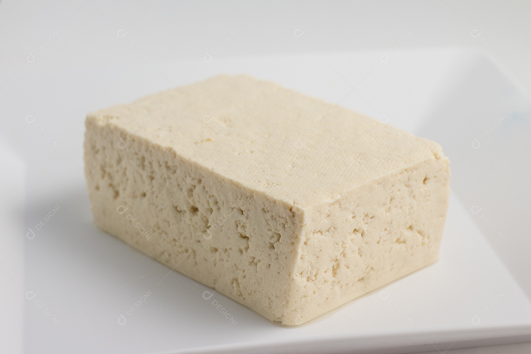 Queijo de soja e tofu isolado em fundo branco