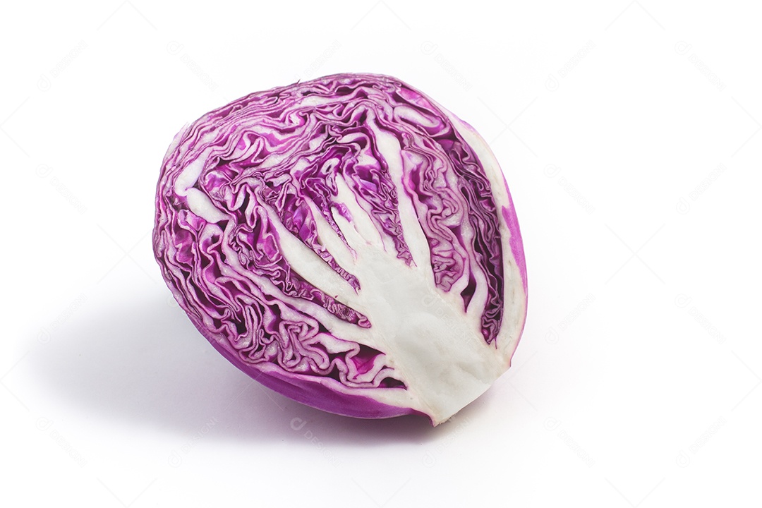 Repolho roxo cru isolado em fundo branco