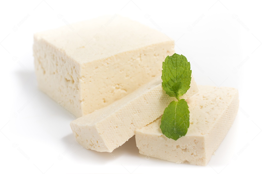 Queijo de soja e tofu isolado em fundo branco