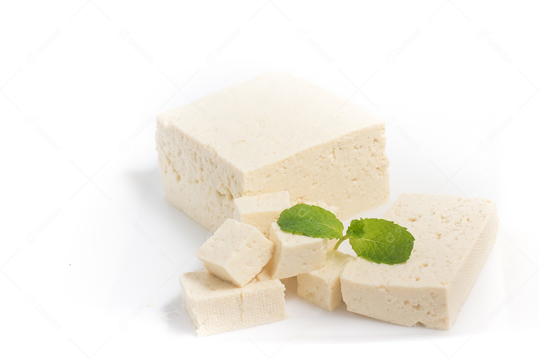 Queijo de soja e tofu isolado em fundo branco