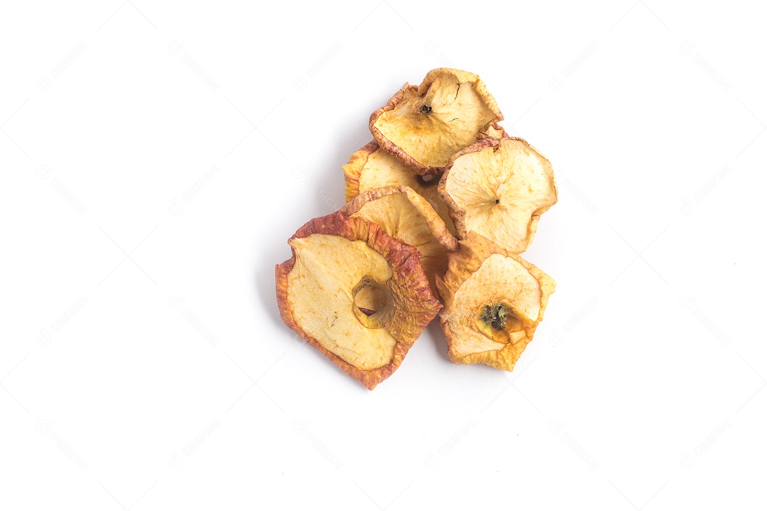 Pilha de maçã seca isolada em fundo branco