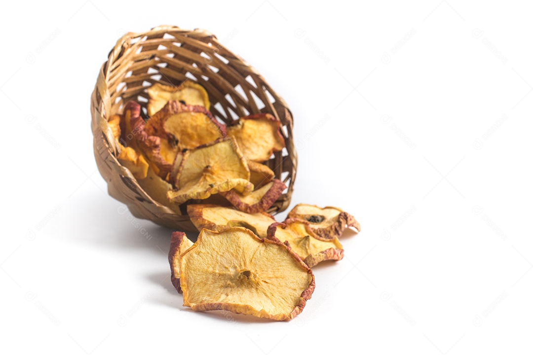 Pilha de maçã seca isolada em fundo branco