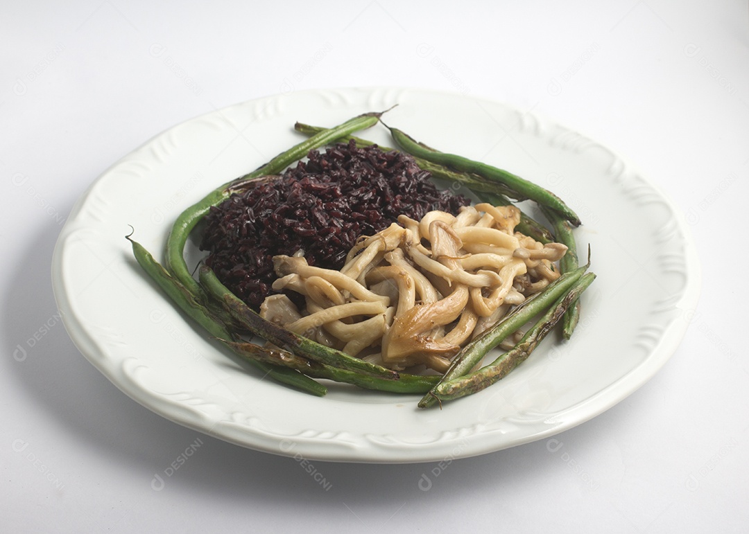 Refeição de Shimeji e arroz preto em fundo branco