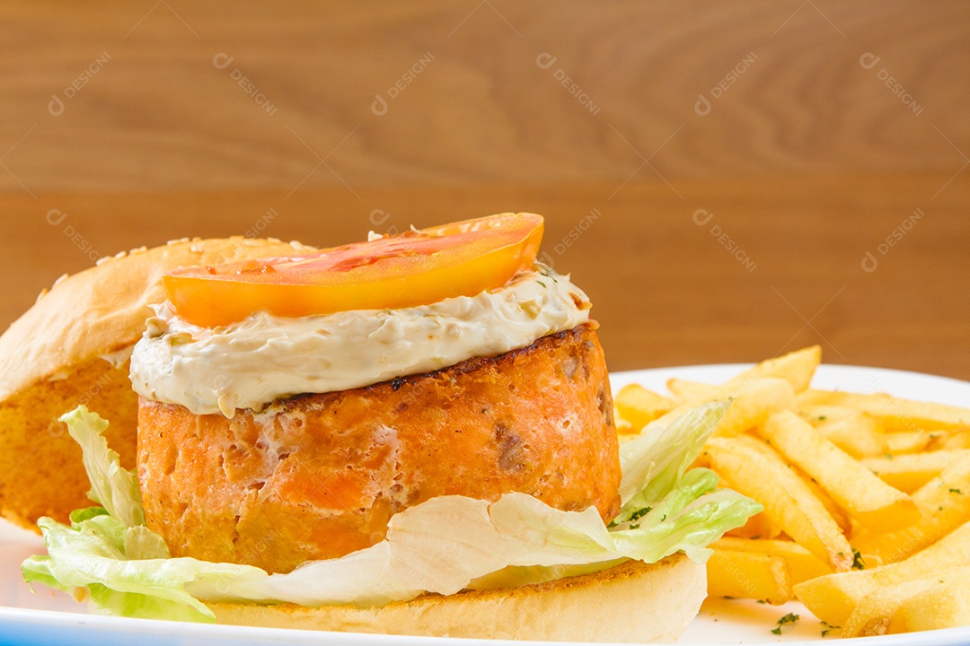 Big Salmon Burger com maionese, batata frita e salada