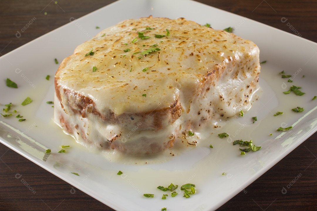 Croque Monsieur francês tradicional com parmegiano e ervas
