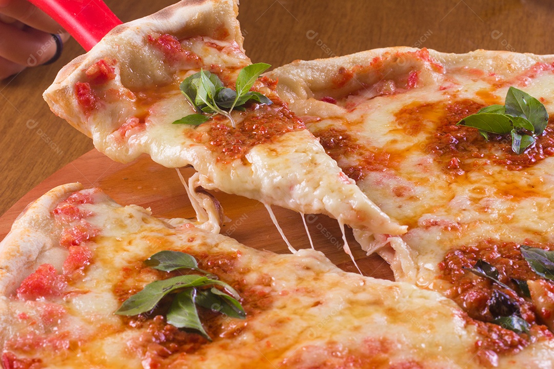 Pizza Tradicional de Sardinha com Tomate e Manjericão