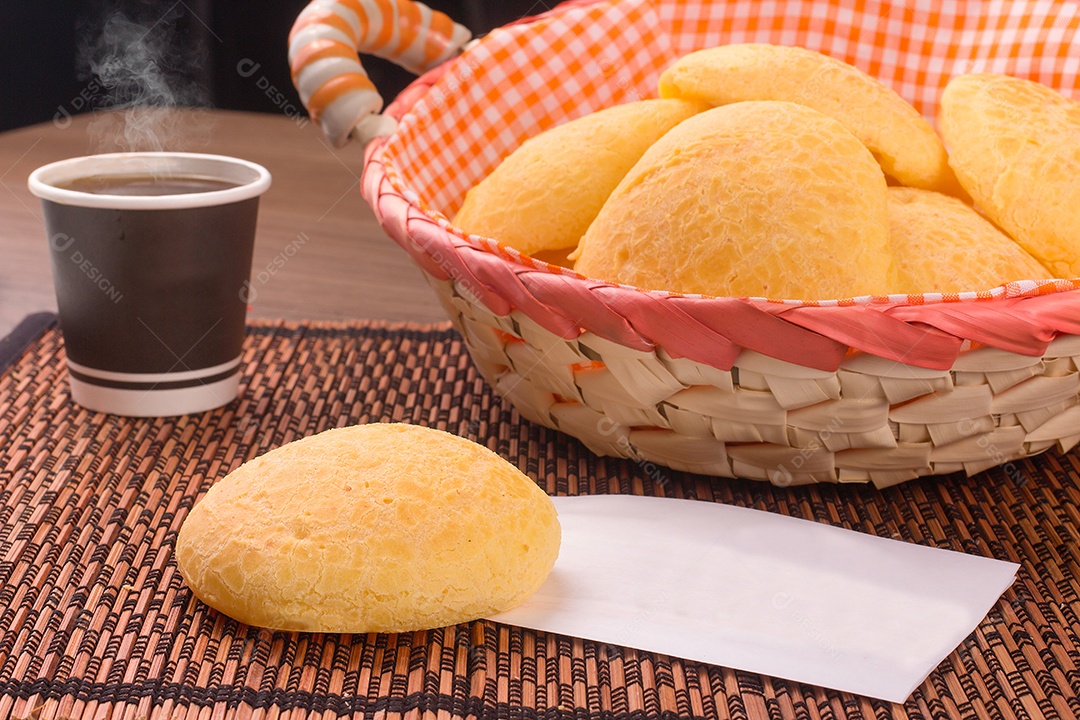 Pão de queijo brasileiro tradicional com café