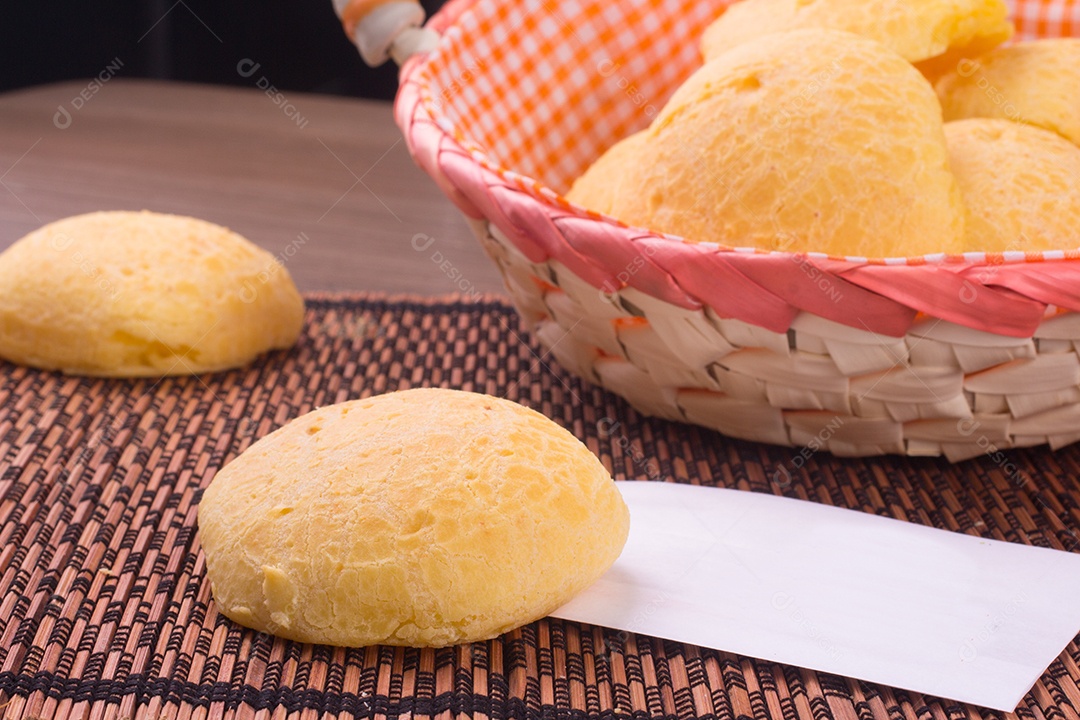 Pão de queijo brasileiro tradicional no peito com café