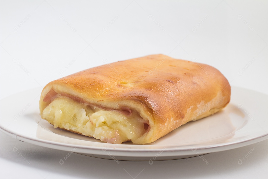 Salgado. Lanche brasileiro com queijo e presunto em fundo branco
