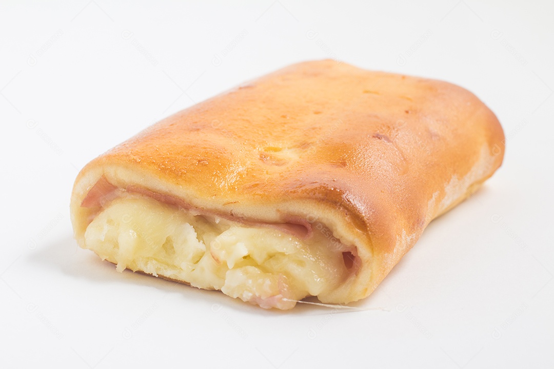 Salgado. Lanche brasileiro com queijo e presunto em fundo branco