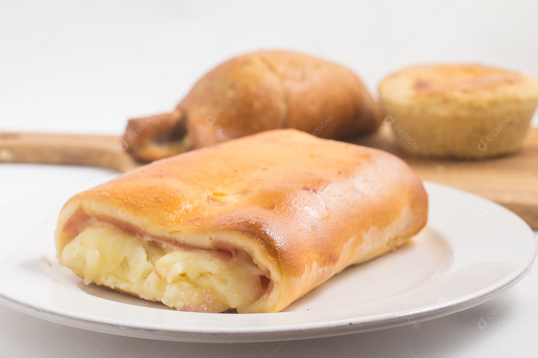 Salgado. Lanche brasileiro com queijo e presunto em fundo branco