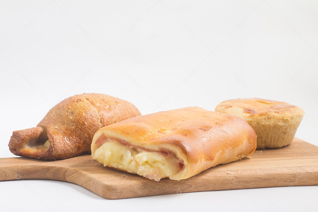 Salgado. Lanche brasileiro com queijo e presunto em fundo branco