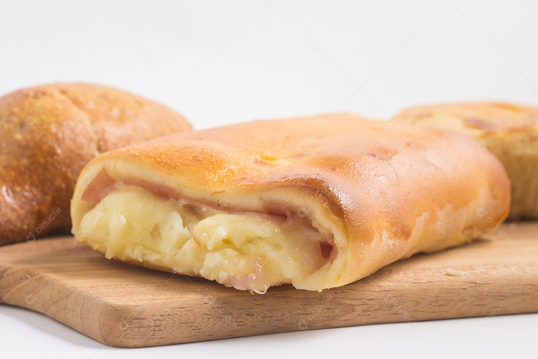 Salgado. Lanche brasileiro com queijo e presunto em fundo branco