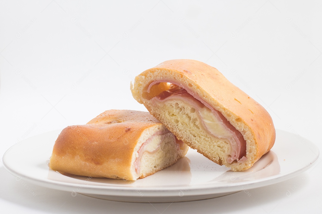 Salgado. Lanche brasileiro com queijo e presunto em fundo branco