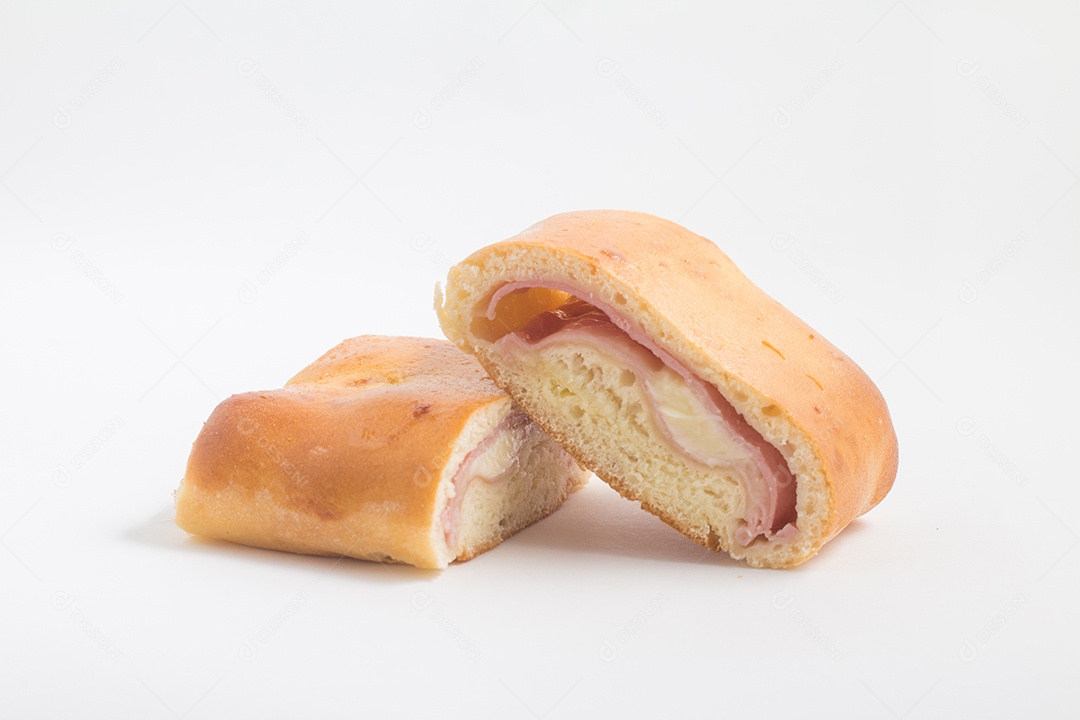 Salgado. Lanche brasileiro com queijo e presunto em fundo branco