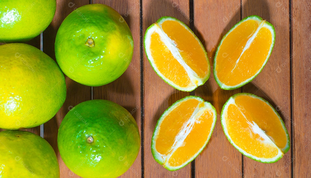 Laranja fresca fatiada em tábua de madeira rústica