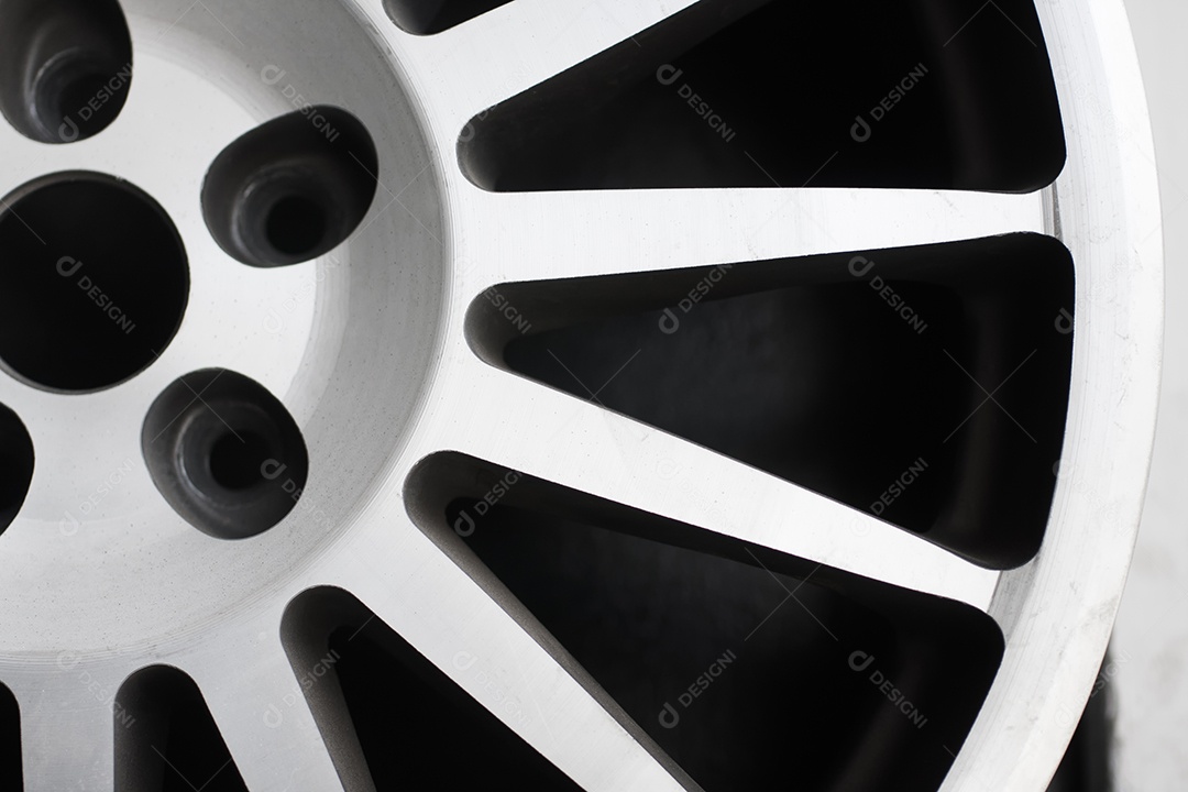 Roda de carro cromada. Foto de perto.