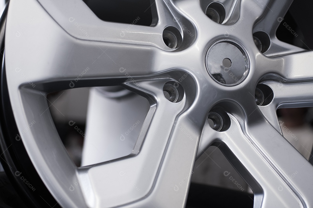 Roda de carro cromada. Foto de perto.