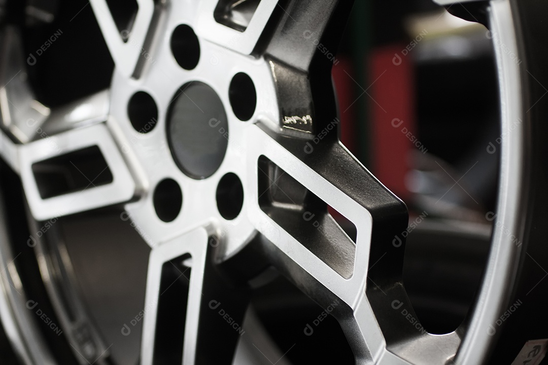 Roda de carro cromada. Foto de perto.