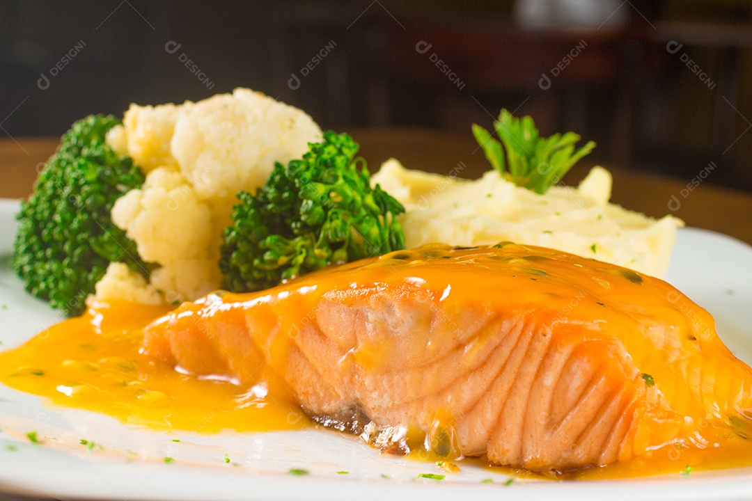 Delicioso salmão com molho