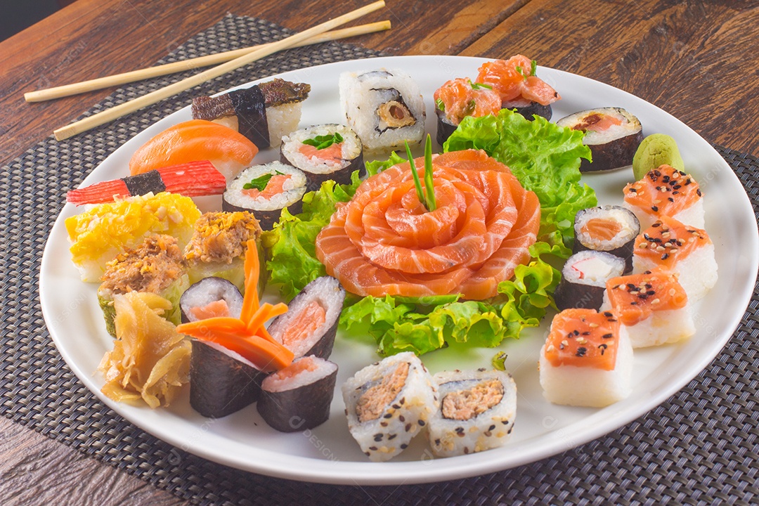 Prato com deliciosas peças de sushi