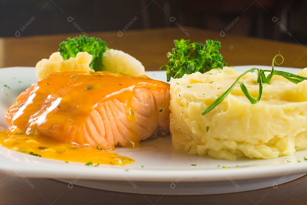 Refeição de Filé de Salmão com molho de maracujá, brócolis e batata smash