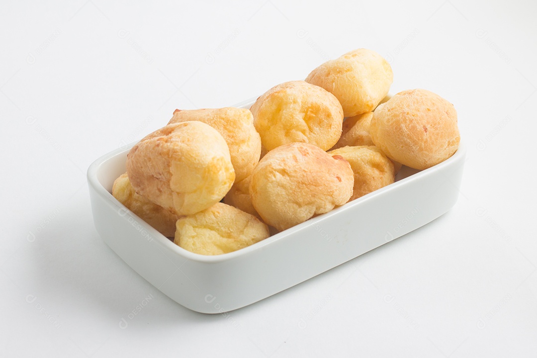 Pão de Queijo Brasileiro em uma tigela sobre fundo branco