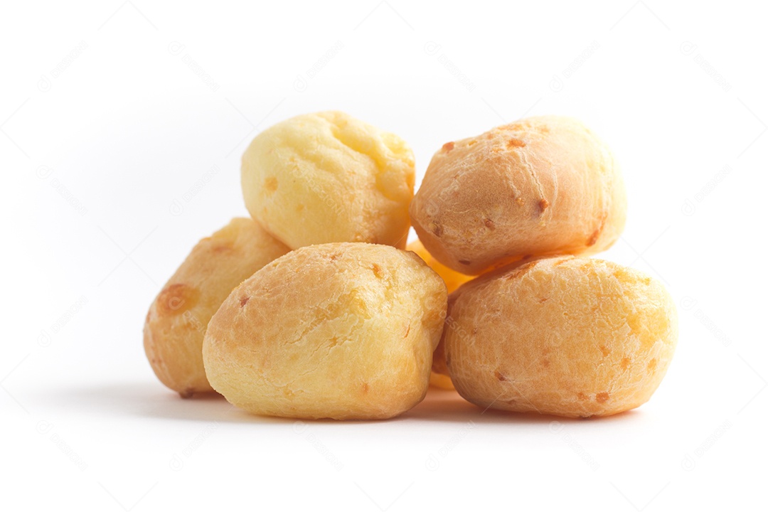Pilha de pão de queijo brasileiro em fundo branco