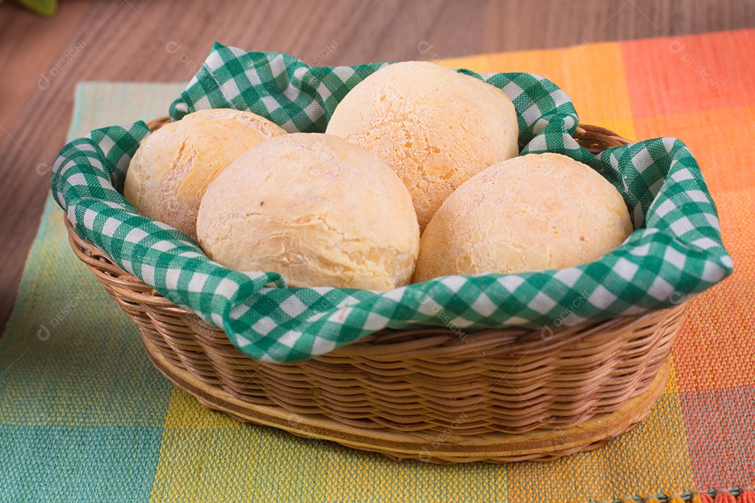 Pilha de pão de queijo brasileiro em fundo branco