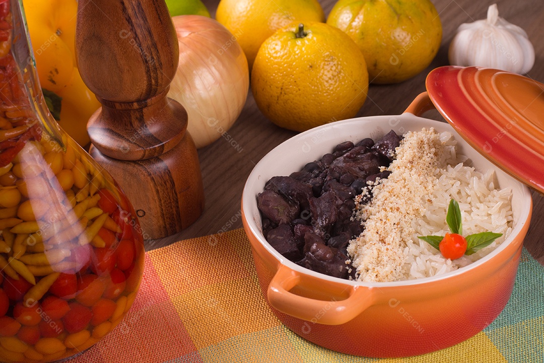 Tradicional Feijoada Brasileira, farofa, arroz e laranja