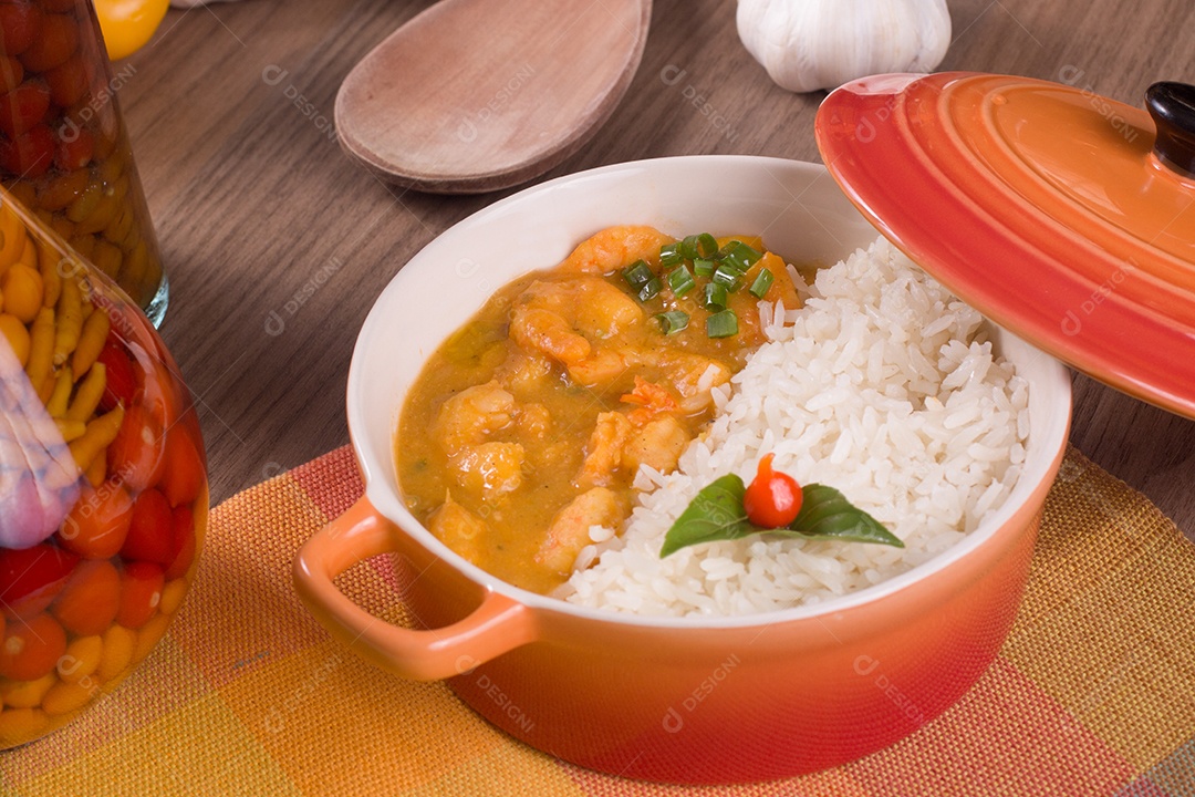 Refeição de Camarão Bobo com arroz e cebolinha