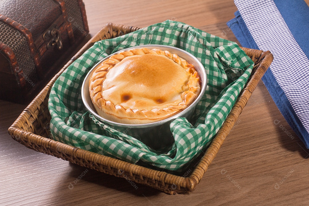 Tradicional Empadão Goiano recheado com frango do Brasil