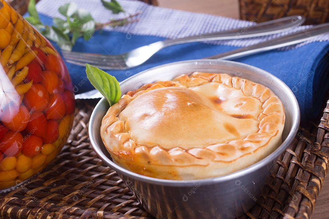 Tradicional Empadão Goiano recheado com frango do Brasil